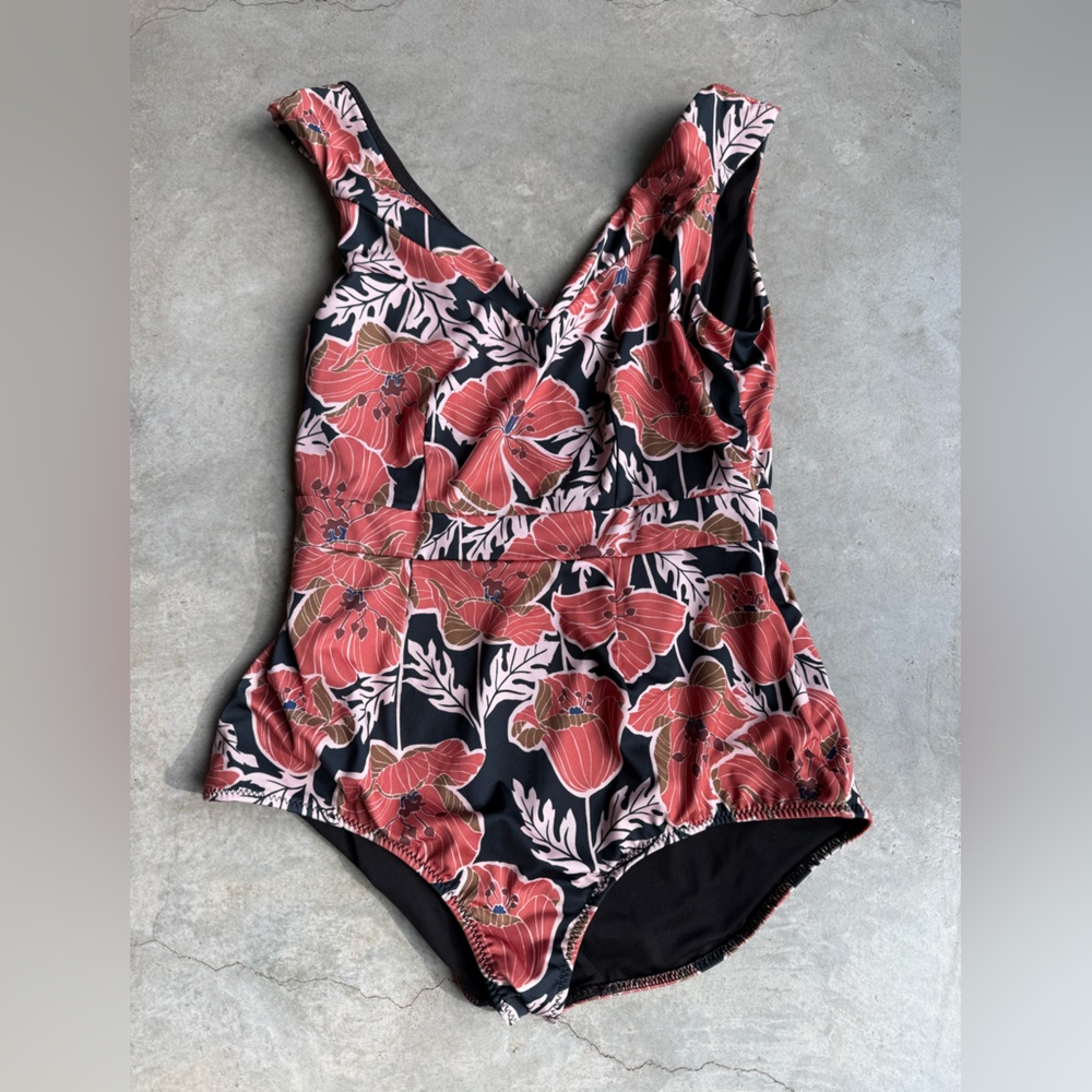 Seea Black and Red Floral Women's Shorts